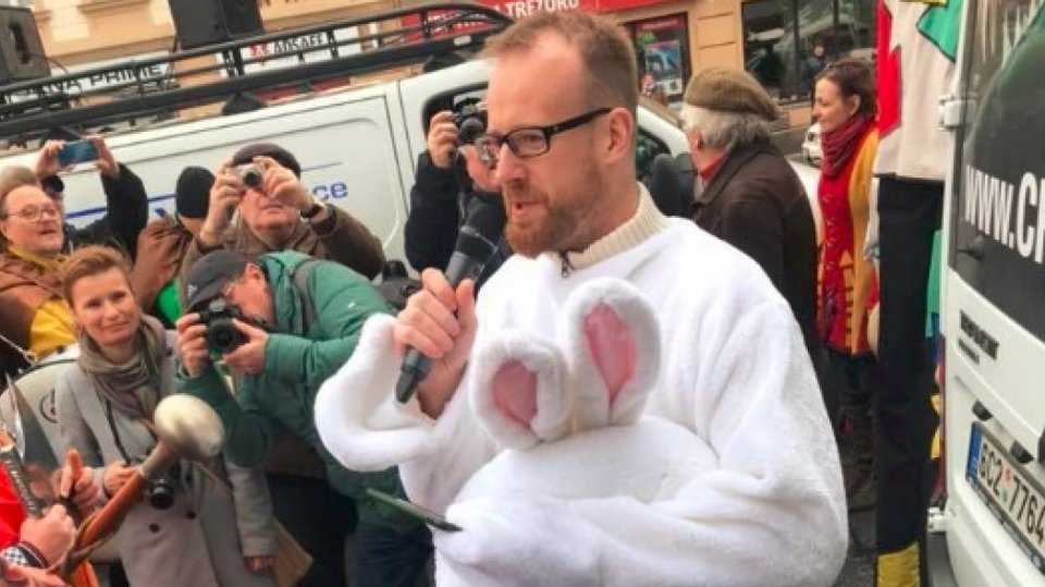 Starosta Prahy 6 Ondřej Kolář v obleku králíka